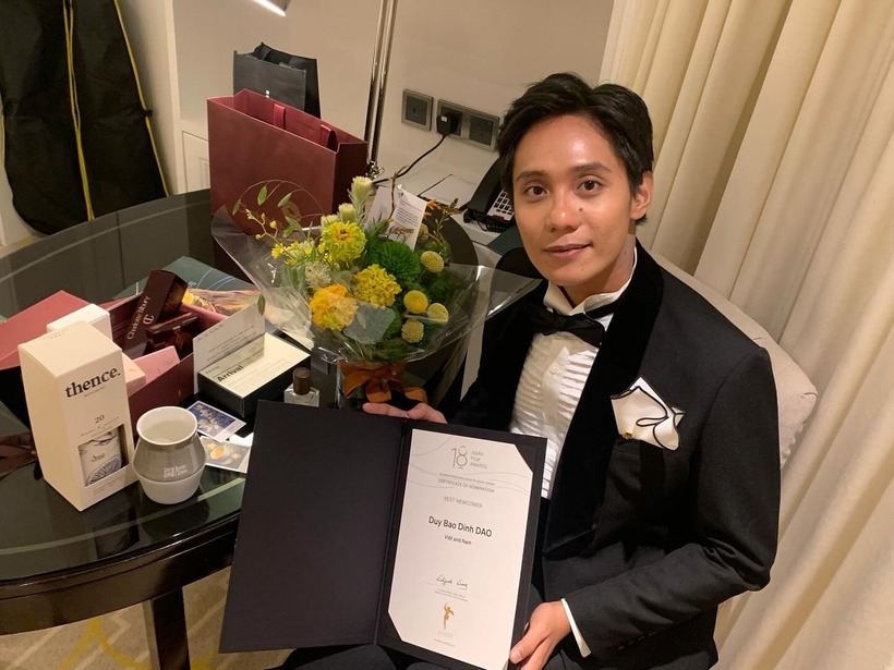 Bảo Định với giải thưởng Điện ảnh Châu Á lần thứ 18. Ảnh: Nghệ sĩ cung cấp