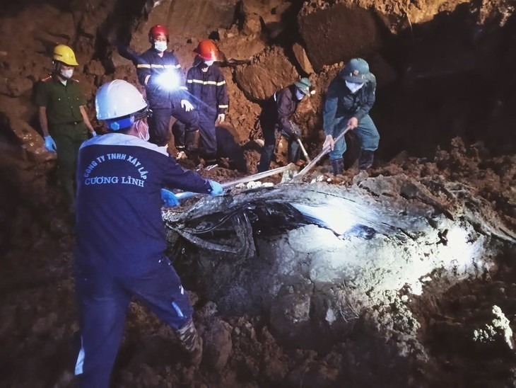 Lực lượng chức năng vừa tìm thấy 2 thi thể. Ảnh: Tuổi Trẻ