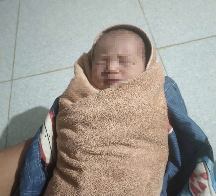Mẹ ruột của bé gái sơ sinh đã đến làm thủ tục nhận lại con sau khi được chính quyền địa phương thông báo. Ảnh: VOV.