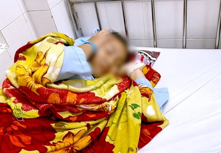 Nữ sinh lớp 8 bị đánh hội đồng đang được điều trị tại bệnh viện. Ảnh: Tuổi trẻ Online