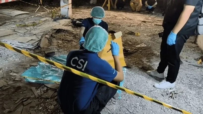 Kiểm tra trong tòa nhà, cảnh sát phát hiện một bộ hài cốt trên một tấm đệm. Ảnh: ThaiRath.