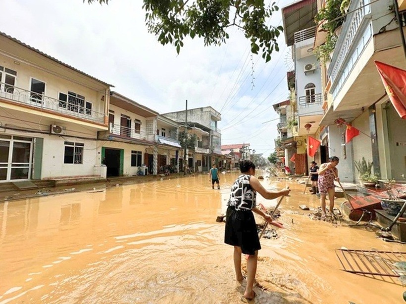 Người dân dọn dẹp sau khi nước rút (Ảnh: V.Đ).