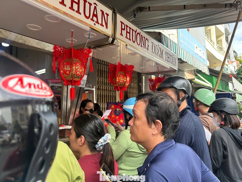 Bánh Trung thu nhãn hiệu lớn hút khách dù giá khá cao. Ảnh: Tiền Phong.