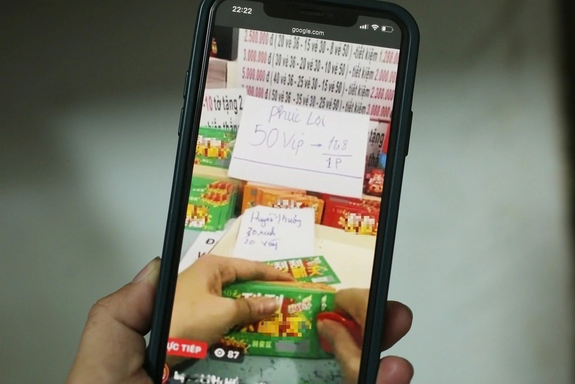 Buổi phát trực tiếp dẫn dụ người dùng mạng xã hội chơi vé số cào. Ảnh: Dân Trí.