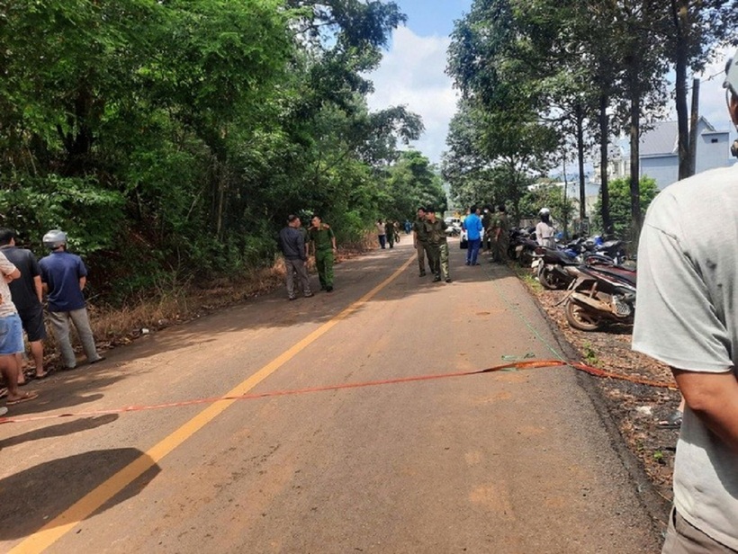 Buổi tối khu vực này không có đèn đường, tối om, những đêm mưa càng trở nên vắng vẻ. Đêm trước khi phát hiện án mạng, gia đình sống gần nhà nạn nhân nhất (khoảng cách chừng 200 m) không nghe bất kì tiếng động lạ nào.