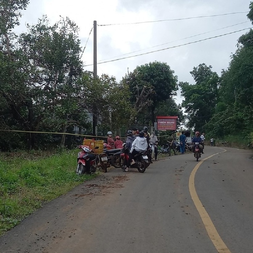 Nhà ông Th. ở mặt tiền đường liên huyện cũ, nằm cheo leo giữa ngọn đồi.