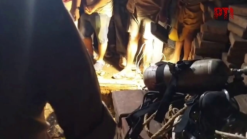 Lực lượng chức năng cố gắng giải cứu các nạn nhân ở hiện trường. Ảnh: PTI