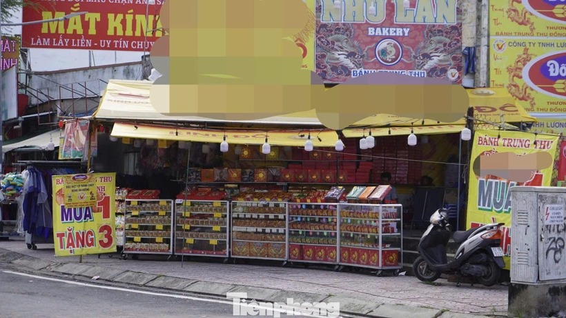 Bánh Trung thu giá rẻ nhiều chương trình quà tặng vẫn ế khách. Ảnh: Tiền Phong.