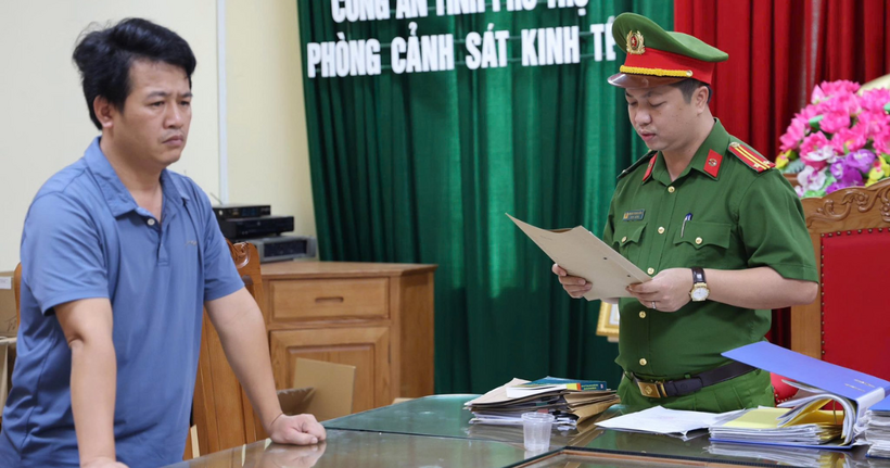 Cơ quan CSĐT Công an tỉnh Phú Thọ thi hành quyết định Khởi tố bị can đối với Phan Thế Hoài về tội sản xuất, buôn bán hàng giả.