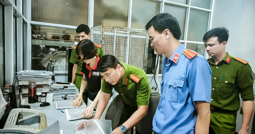 Lực lượng chức năng khám xét tại phòng thử nghiệm, kiểm định bình chữa cháy tại Công ty TNHH phòng cháy chữa hữa cháy TOMOKEN VIỆT NAM Lô XN 25-3, KCN Đại An, phường Tứ Minh, TP Hải Phòng.