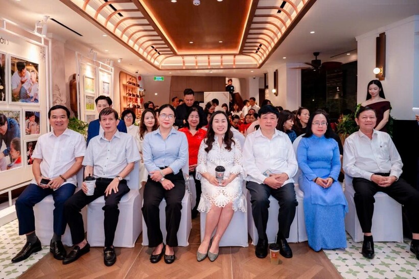 Các đại biểu tham dự tại chương trình từ phải qua Ông Nguyễn Tăng Minh - Phó Giám đốc Sở Y tế TP. Hồ Chí Minh, Bà Đinh Thị Thanh Thuỷ - Phó Trường Ban Tuyên giáo Dân vận Thành uy TP. Hồ Chí Minh, PGS.TS Nhà văn Nguyễn Thế Kỷ, nguyên Tổng Giám đốc Đài Tiếng nói Việt Nam, Bà Võ Thị Thiên Nga - Giám đốc Chagee Việt Nam, Bà Nguyễn Thị Tuyết Minh - Phó Trường Ban Tuyên giáo Dân vận Thành ủy TP. Hồ Chí Minh, Nhà báo Nguyễn Khắc Văn - Quyền Tổng Biên tập Báo Sài Gòn Giải Phóng, Nhà báo Nguyễn Ngọc Nam -  Giám đốc Cơ quan thường trú Đài Tiếng nói Việt Nam tại TP.HCM và Đông Nam Bộ tại sự kiện họp báo vừa diễn ra.