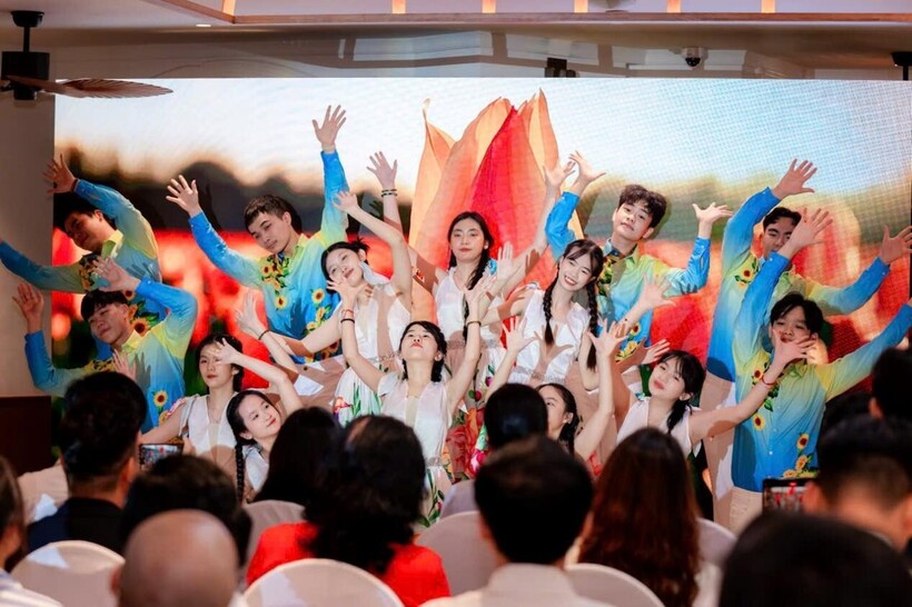 Tiết mục múa do các trẻ em ở trường khiếm thính chuyên biệt hy vọng Bình Thạnh thể hiện.