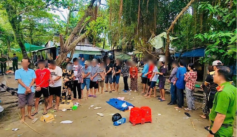 Hiện trường tụ điểm đánh bạc. Ảnh: Công an tỉnh An Giang.