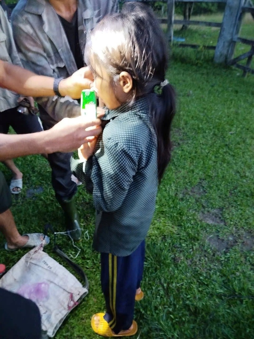 Nữ sinh lớp 7 đã được tìm thấy an toàn sau một đêm đi lạc trong rừng núi Cộng. Ảnh: Công lý