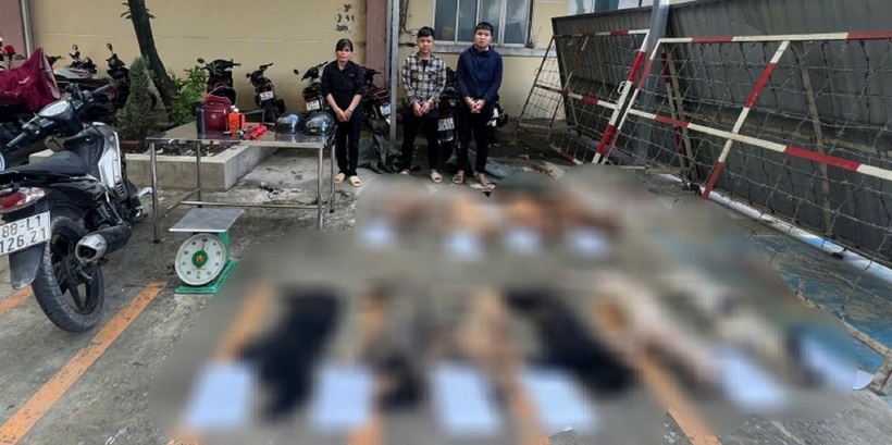 Ba đối tượng cùng tang vật thu giữ. Ảnh: Công an Nhân dân