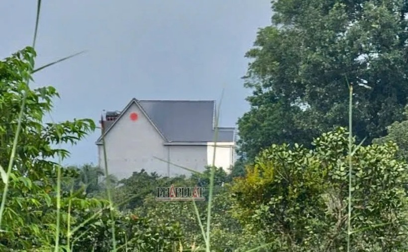 Căn nhà nạn nhân nằm ở khu vắng vẻ. Ảnh: PLO.