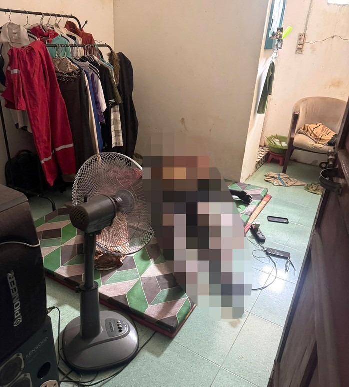 Thi thể người đàn ông được phát hiện bên trong phòng trọ khóa trái cửa. Ảnh: Người lao động