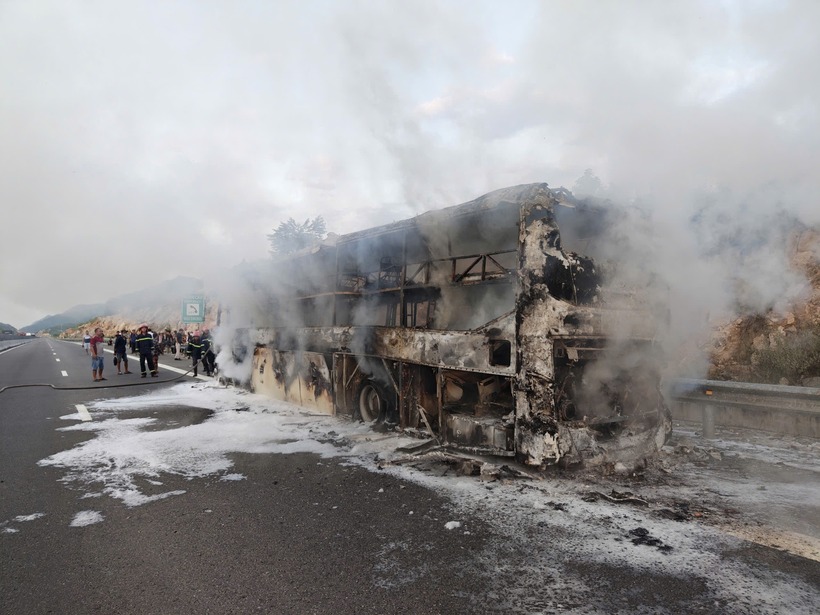 Hành khách may mắn thoát chết trong gang tấc, chiếc xe cháy trơ khung. Ảnh: Thanh niên.