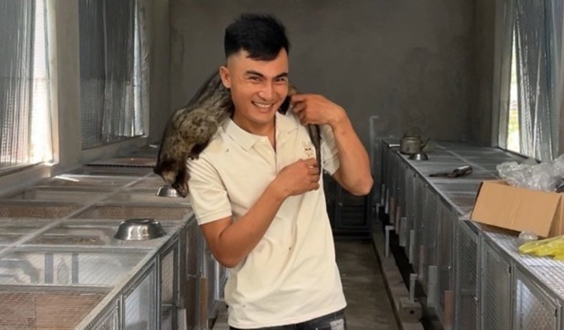 Anh Phan Hữu Sơn bỏ phố về quê nuôi chồn. Ảnh: Tiền phong