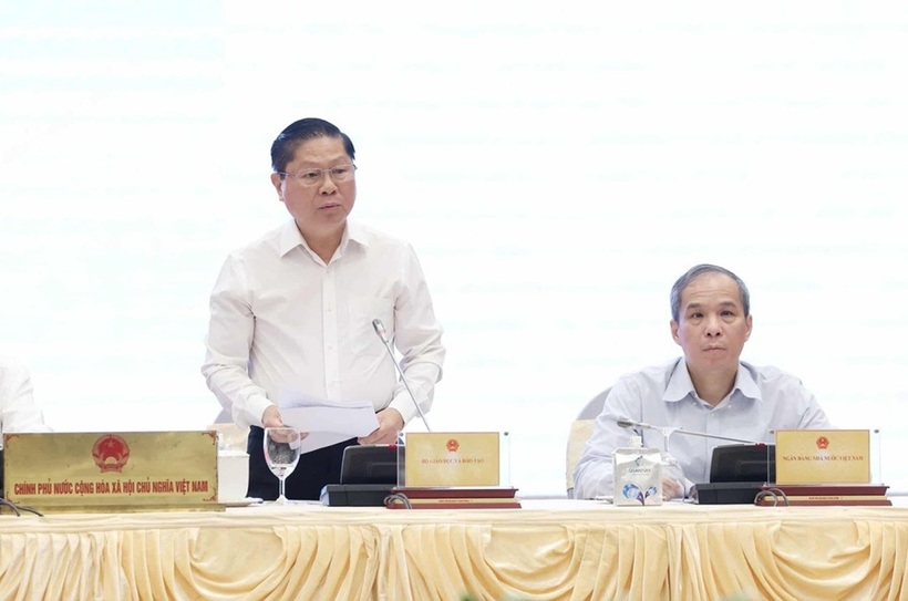 Thứ trưởng Bộ GD&ĐT Lê Tấn Dũng trả lời câu hỏi về vấn đề lạm thu. Ảnh: VGP