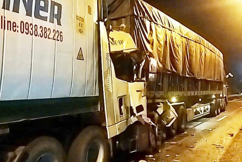 Hiện trường vụ tai nạn giữa 2 ô tô đầu kéo. Ảnh: VietNamNet