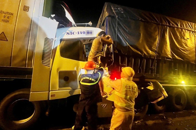 Lực lượng chức năng đưa 2 người mắc kẹt ra ngoài và đi cấp cứu. Ảnh: VietNamNet