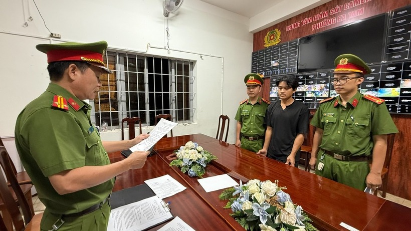 Công an phường Buôn Ma Thuột tống đạt quyết định khởi tố bị can, lệnh bắt tạm giam Lê Minh Nhân. Ảnh: Người lao động