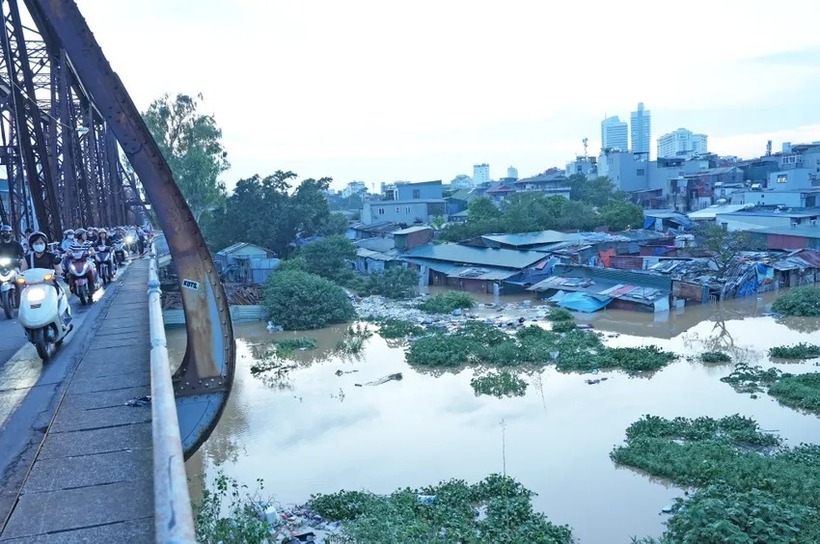 Do ảnh hưởng của bão số 10, lũ trên sông Hồng qua địa bàn Hà Nội mấy ngày qua dâng cao gây ngập một số dãy nhà ven sông. Ảnh: PLO