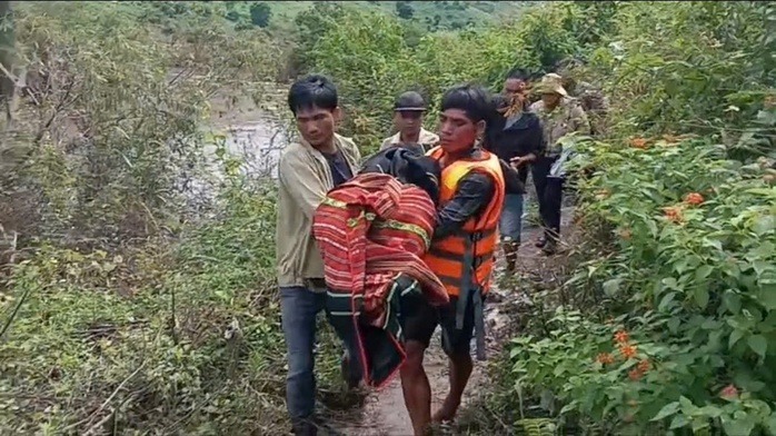 Thi thể cháu S.H được tìm thấy sau 2 ngày bị nước cuốn mất tích. Ảnh: Người lao động