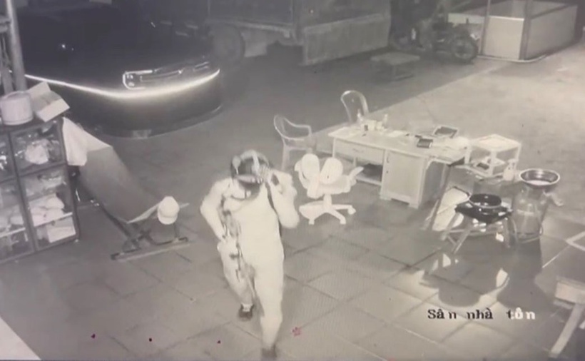 Đối tượng đột nhập vào nhà các nạn nhân. (Ảnh: VOV)