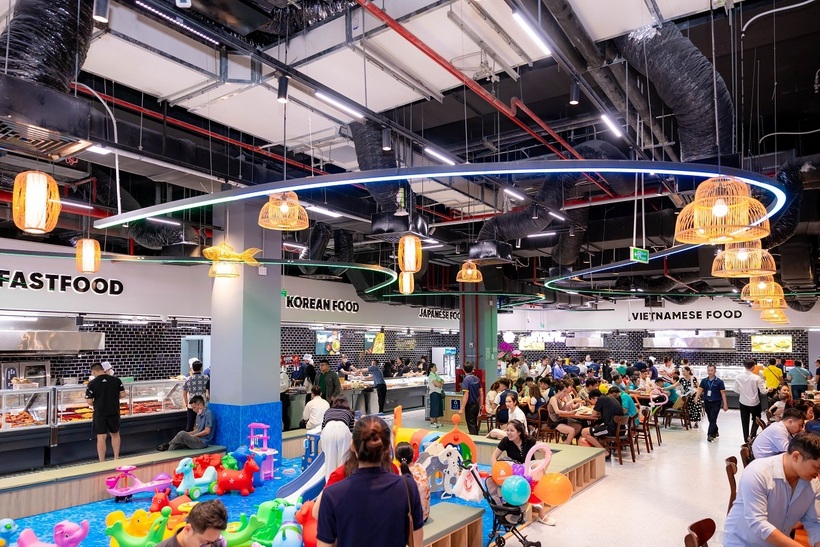 Vincom Mega Mall Royal Island thu hút đông đảo khách hàng mua sắm, vui chơi và trải nghiệm ngay trong sáng khai trương.