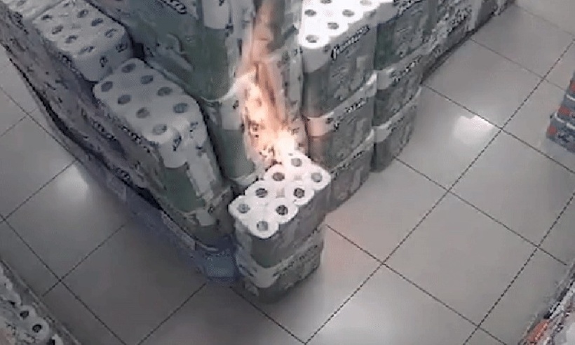 Chỉ trong vài giây, giấy ăn bắt lửa và bốc khói nghi ngút. Ảnh cắt từ clip.