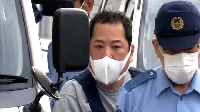 Toshiharu Takeuchi đeo khẩu trang khi bị bắt. Ảnh: iNews