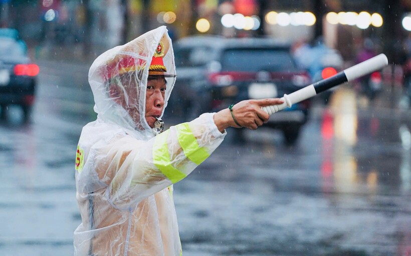 CSGT Hà Nội chủ động từ sớm, bảo đảm ATGT trước ảnh hưởng do mưa bão.