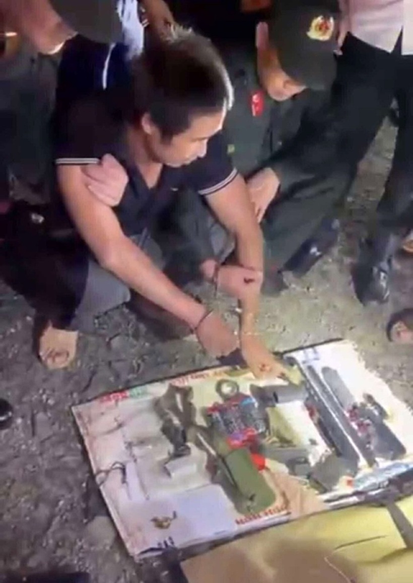 Lê Sỹ Tùng bị bắt cùng tang vật vụ án, chiều 5/10. Ảnh: VnExpress