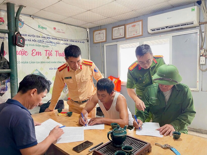 Lực lượng chức năng yêu cầu chủ bến ký cam kết không cho phà xuất bến khi thời tiết xấu.