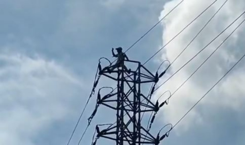 Người đàn ông say rượu leo lên cột điện cao thế vì không đòi được tiền cho bạn vay.