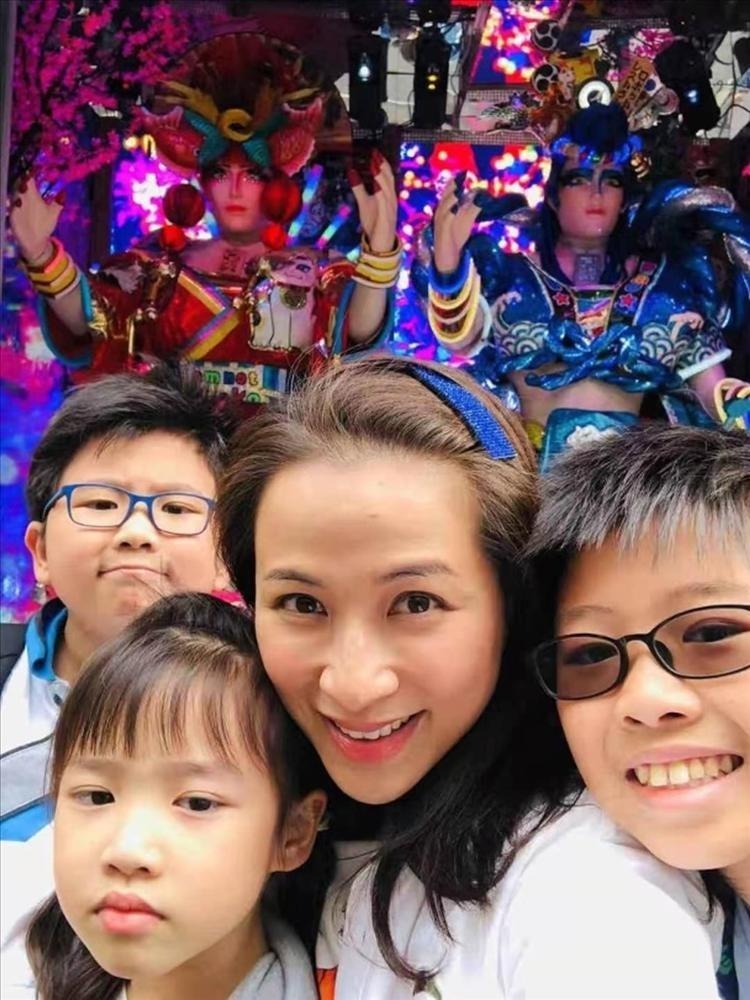 Mạch Gia Kỳ bên cạnh các con.