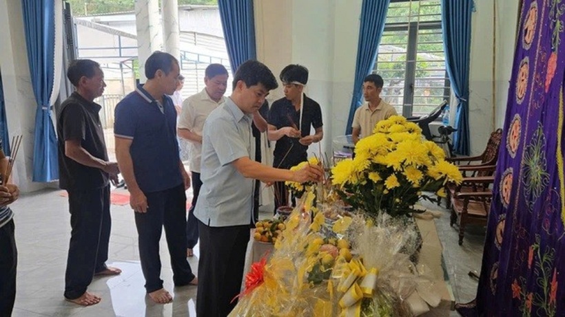 Thiếu tướng Nguyễn Đức Hải cùng Ban giám đốc Công an tỉnh Đồng Nai thắp nhang cho các nạn nhân.