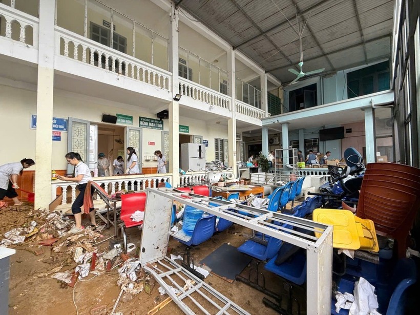 Nhân viên bệnh viện dọn dẹp sau khi nước lũ rút trưa 6/10. (Ảnh: VnExpress)