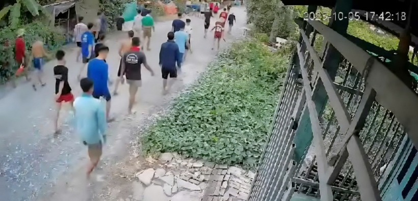 Một nhóm học viên trốn khỏi cơ sở. Ảnh: VOV