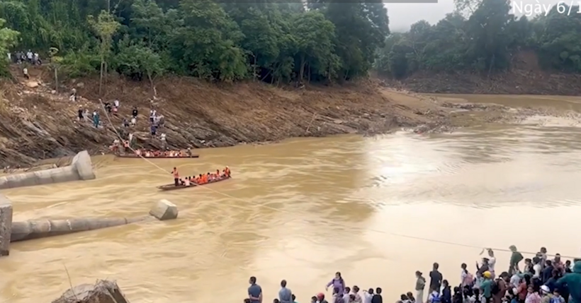 Học sinh và giáo viên ở xã Yên Hòa vượt suối đến trường, sáng 6/10. Ảnh: VnExpress