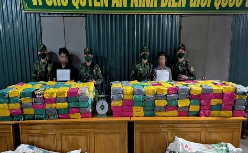 2 người Lào bị bắt cùng số ma túy cực khủng 500kg. (Ảnh: Tuổi trẻ)