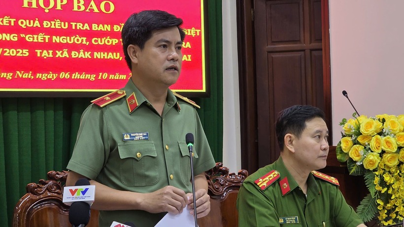 Thiếu tướng Nguyễn Đức Hải (trái) Giám đốc Công an tỉnh Đồng Nai chủ trì họp báo. Ảnh: VnExpress.