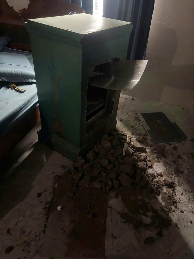 Két sắt của gia đình nạn nhân bị Tùng phá hỏng, lấy tài sản. Ảnh: VnExpress.