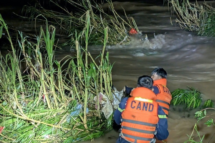 Lực lượng chức năng tìm kiếm cháu bé bị lũ cuốn trôi. (Ảnh: Tiền phong)