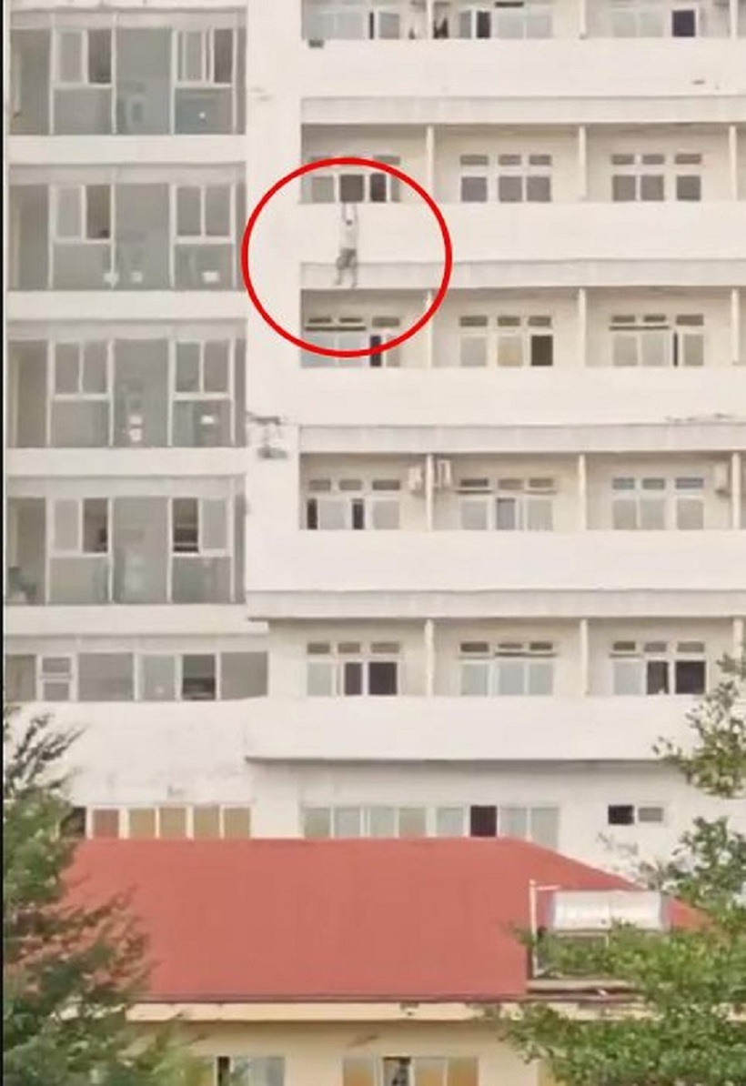 Hình ảnh nạn nhân đu bám trên tầng 8. Ảnh: Thanh Niên