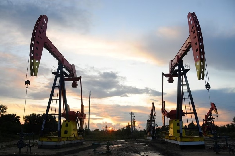 Giá xăng dầu hôm nay (7/10): Dầu thô thế giới tăng vọt. (Ảnh minh họa: Reuters)