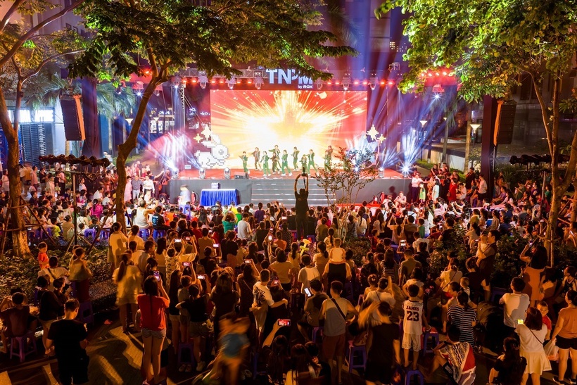 Sân khấu trung tâm rực rỡ sắc màu cổ tích với hàng loạt tiết mục nghệ thuật đặc sắc.