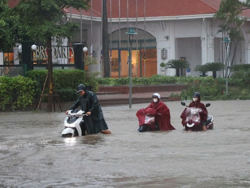 Từ đêm 6/10 đến sáng 7/10, thủ đô Hà Nội đã hứng chịu một trận mưa lớn kéo dài kèm theo sấm chớp, do ảnh hưởng của hoàn lưu bão Matmo. Cơn mưa với cường độ rất lớn đã khiến nhiều khu vực rơi vào tình trạng ngập úng sâu, gây khó khăn nghiêm trọng cho người dân và giao thông trong giờ cao điểm buổi sáng.